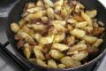 Kopytka zasmażane z boczkiem i cebulą