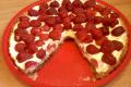 Tarta z kremem i truskawkami